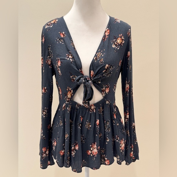 American Eagle 100% Viscose Floral Tie-Front Cutout Blouse Size M - Picture 9 of 9